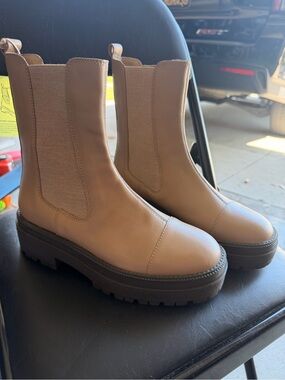 Sam Edelman Tan Chelsea Lug Booties with Chunky Brown Sole new with tag no box